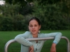 anne-hangend-op-hek.jpg
