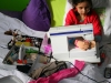 anne-op-bed-met-naaimachine.jpg